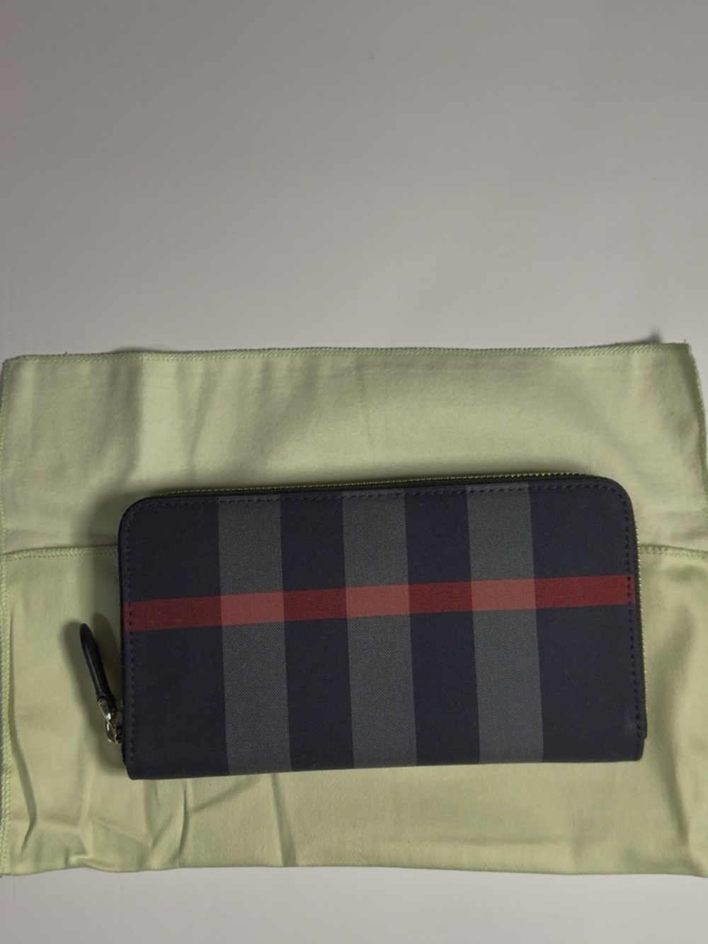NWT Burberry Navy and Gray Checkered Zippy Wallet